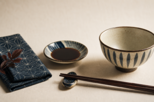 Baguettes japonaises en bois posees sur un hashioki avec bol et table japonaise