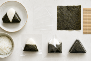 Onigiri triangulaire avec feuille de nori et emballage transparent separe